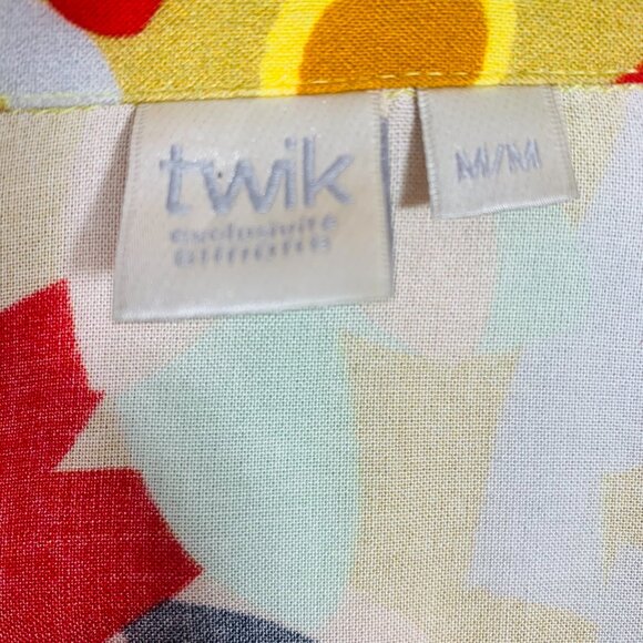 colorful, short-sleeved button-down shirt  woman size medium Twik. - Picture 4 of 15